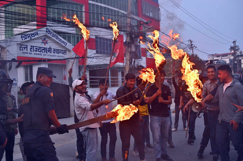काठमाडाैंमा नेविसंघले जलायाे गृहमन्त्री लामिछानेकाे पुत्ला (तस्वीरहरू)